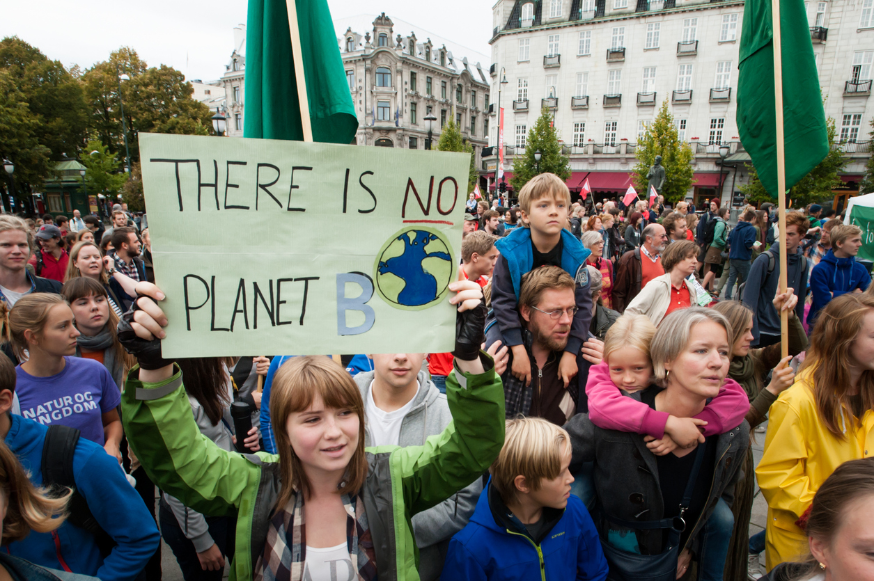 Kinder und ihre Eltern auf einer Demonstration gegen den Klimawandel.